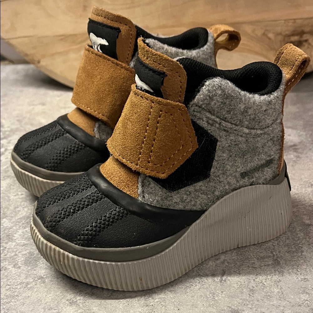 Sorel Kids Out N' About IV
Brown and Gray Winter Boots size 7 toddler